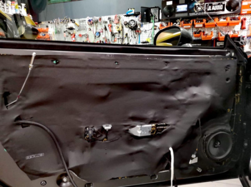 Plastikowy boczek tapicerki drzwi Dodge Challenger SRT zabezpieczony warstwą czarnej pianki wygłuszającej Bitmat K6s