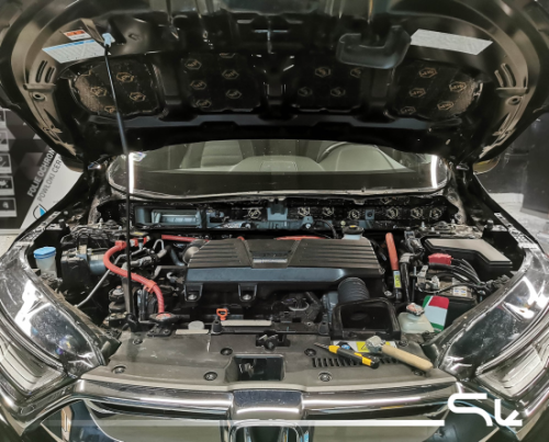 Wewnętrzna strona maski silnika w Honda CR-V precyzyjnie wyklejona odporną na temperatury matą wygłuszającą Bitmat