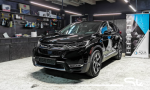 Ciemna Honda CR-V w warsztacie przygotowana do kompleksowego wyciszenia drzwi oraz komory silnika materiałami Bitmat