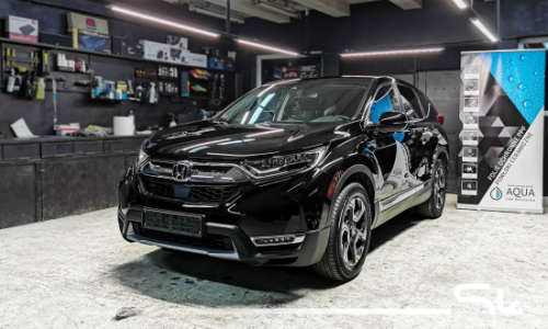 Ciemna Honda CR-V w warsztacie przygotowana do kompleksowego wyciszenia drzwi oraz komory silnika materiałami Bitmat
