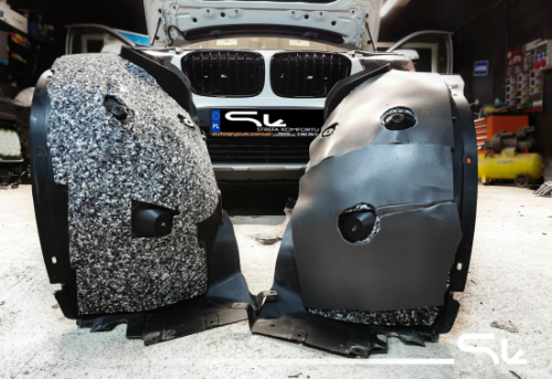 Zdemontowane plastikowe osłony nadkoli z BMW X1 oklejone warstwą tłumiącej maty alubutylowej Bitmat