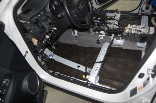 Kompleksowe wygłuszanie podłogi kabiny w modelu Lexus NX za pomocą pochłaniającej wibracje maty butylowej Bitmat