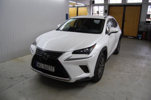 Biały luksusowy SUV Lexus NX w warsztacie przygotowany do pełnego procesu wyciszenia wnętrza materiałami Bitmat