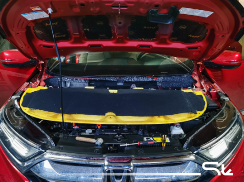 Kompleksowe wyciszenie podszybia i maski w modelu Honda CR-V za pomocą systemowych rozwiązań izolacyjnych marki Bitmat