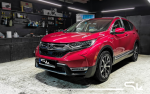 Czerwona Honda CR-V w warsztacie przygotowana do kompleksowego wyciszenia podłogi drzwi oraz maski materiałami Bitmat