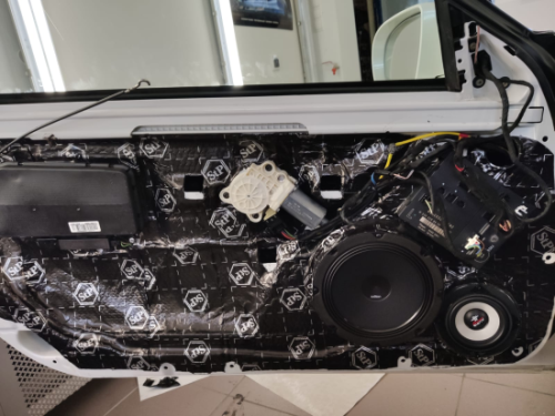 Pierwszy etap wygłuszania drzwi w Mercedes SL 6.3 AMG z wykorzystaniem antyrezonansowej maty alubutylowej Bitmat