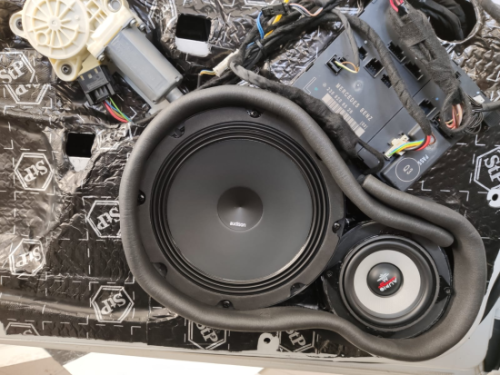 Kompleksowo wyciszone drzwi boczne w Mercedes SL 6.3 AMG dzięki zastosowaniu niezawodnej maty marki Bitmat