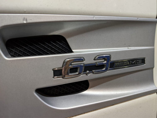 Zdemontowany boczek drzwi w sportowym Mercedes SL 6.3 AMG przygotowany do wyklejenia materiałami wygłuszającymi Bitmat
