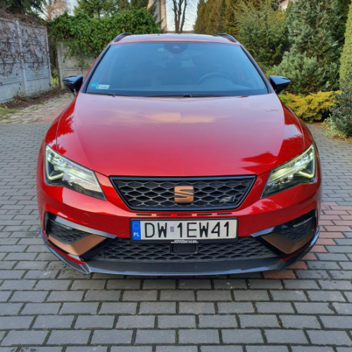 Czerwony Seat Cupra zaparkowany na zewnątrz, przygotowany do kompleksowego wygłuszania materiałami Bitmat