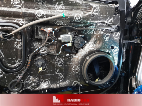 Wygłuszone drzwi w Audi A6 C6 z nałożoną warstwą maty butylowej Bitmat 1,8 mm
