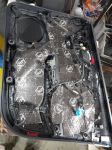 Precyzyjne nałożenie maty Bitmat 1,8 mm na wewnętrzną blachę drzwi Audi A6 C6