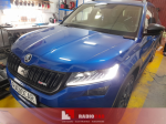 Niebieska Skoda Kodiaq w warsztacie, przygotowana do profesjonalnego wygłuszenia drzwi i bagażnika materiałami Bitmat