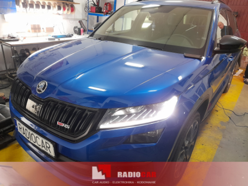Niebieska Skoda Kodiaq w warsztacie, przygotowana do profesjonalnego wygłuszenia drzwi i bagażnika materiałami Bitmat