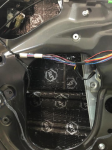 Zewnętrzna blacha wewnątrz drzwi Suzuki Vitara starannie wyklejona matą antyrezonansową StP Black Silver