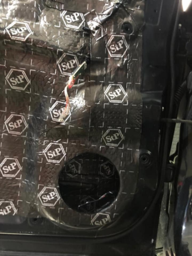 Detale wygłuszenia wnętrza drzwi Suzuki Vitara za pomocą maty alubutylowej StP Black Silver 1,8mm