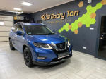 Niebieski Nissan X-Trail w warsztacie, przygotowany do kompleksowego wyciszenia drzwi i bagażnika materiałami marki Bitmat