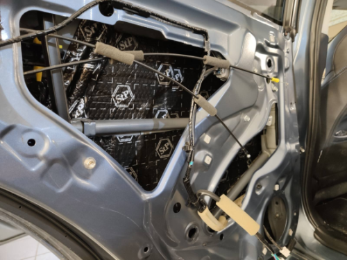 Drzwi Subaru Levorg wyciszone drugą warstwą izolacji – czarną pianką pochłaniającą dźwięk Bitmat K6s
