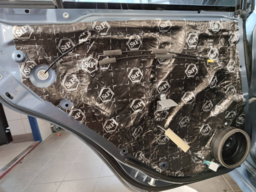 Rozebrana przestrzeń bagażnika i nadkoli w Subaru Levorg przed rozpoczęciem procesu wygłuszania
