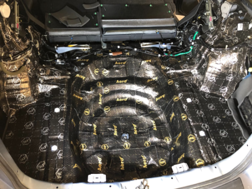 Zdemontowane elementy podszybia Subaru Levorg przygotowane do aplikacji materiałów izolacyjnych