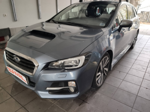 Szare Subaru Levorg w warsztacie, przygotowane do profesjonalnego wyciszenia drzwi, bagażnika i podszybia