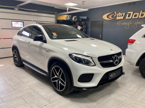 Biały luksusowy SUV Mercedes GLE w warsztacie przygotowany do kompleksowego wyciszenia drzwi nadkoli i bagażnika materiałami Bitmat