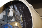 Wewnętrzna strona plastikowego nadkola z BMW 5 F10 dokładnie oklejona matą alubutylową Bitmat