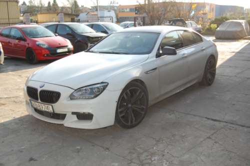 Białe BMW 5 F10 zaparkowane na zewnątrz, przygotowane do wygłuszania nadkoli materiałami Bitmat