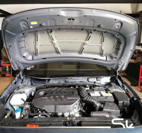 Otwarta maska silnika w modelu Hyundai i30 z widocznymi fabrycznymi otworami przed aplikacją izolacji Bitmat