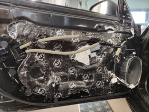 Nissan 370Z wygłuszenie drzwi i bagażnika – zdjęcie 4