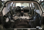Rozebrana podłoga i tylna część kabiny Subaru Forester przygotowane do nałożenia materiałów izolacyjnych Bitmat