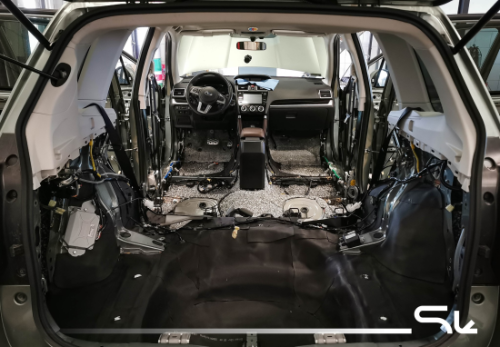 Rozebrana podłoga i tylna część kabiny Subaru Forester przygotowane do nałożenia materiałów izolacyjnych Bitmat