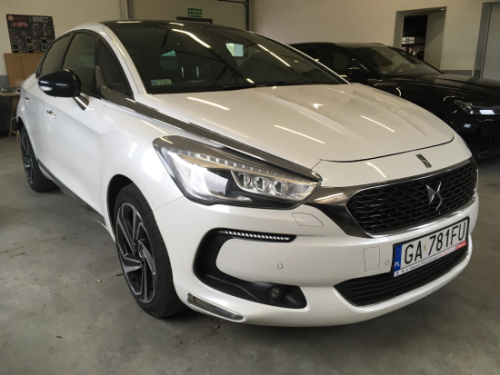 Biały Citroën DS 5 zaparkowany na zewnątrz, przygotowany do procesu kompleksowego wygłuszania materiałami Bitmat