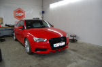 Audi A3 na stanowisku montażowym podczas wygłuszania