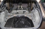 Rozebrana przestrzeń bagażnika i podłogi Renault Megane IV z widoczną gołą blachą przed rozpoczęciem wygłuszania