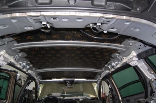 Dach Renault Megane IV starannie wyklejony antyrezonansową matą alubutylową marki Bitmat w celu redukcji szumu wiatru