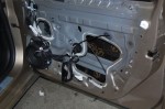 Zewnętrzna blacha w drzwiach Renault Megane IV pokryta warstwą izolacyjnej maty wygłuszającej Bitmat