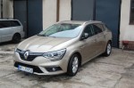 Szare Renault Megane IV zaparkowane w warsztacie, przygotowane do kompleksowego wyciszenia całego auta materiałami Bitmat