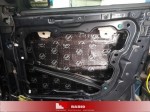 Pierwszy etap wygłuszania drzwi w Jeep Grand Cherokee – precyzyjna aplikacja antyrezonansowej maty alubutylowej Bitmat