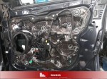 Wewnętrzna konstrukcja drzwi modelu Jeep Grand Cherokee szczelnie wyklejona matą wygłuszającą marki Bitmat