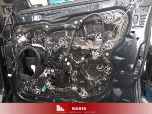 Wewnętrzna konstrukcja drzwi modelu Jeep Grand Cherokee szczelnie wyklejona matą wygłuszającą marki Bitmat