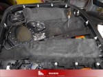 Podłoga kabiny w Jeep Grand Cherokee w trakcie wyklejania antyrezonansową matą butylową Bitmat redukującą wibracje