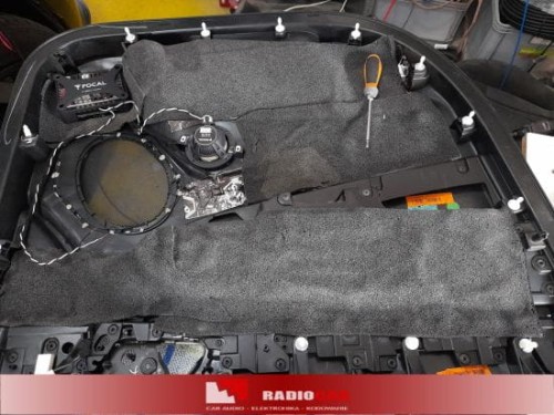 Podłoga kabiny w Jeep Grand Cherokee w trakcie wyklejania antyrezonansową matą butylową Bitmat redukującą wibracje