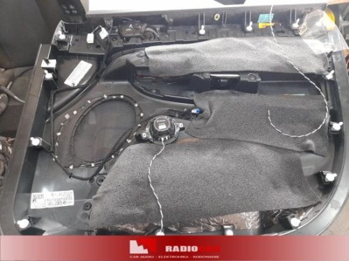 Druga warstwa izolacji akustycznej na podłodze Jeep Grand Cherokee – nałożona czarna pianka wygłuszająca Bitmat K6s