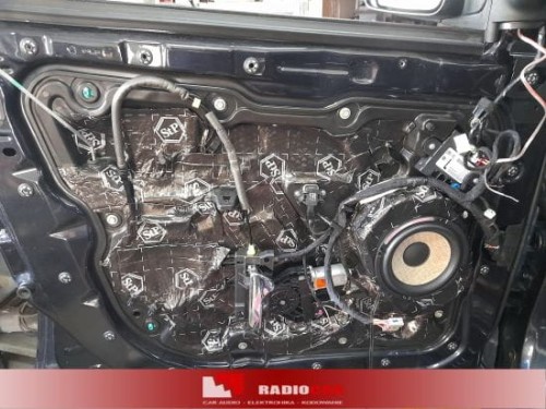 Precyzyjne wyciszenie wnętrza Jeep Grand Cherokee za pomocą pianki pochłaniającej dźwięk marki Bitmat K6s