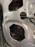 Wnętrze komory drzwi Chevroleta Aveo wyklejane pierwszą warstwą alubutylowej maty tłumiącej Bitmat