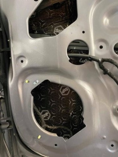 Wnętrze komory drzwi Chevroleta Aveo wyklejane pierwszą warstwą alubutylowej maty tłumiącej Bitmat