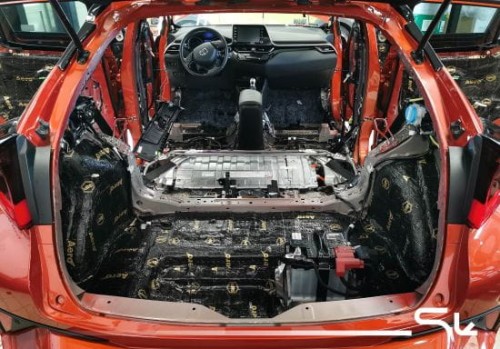 Rozebrane wnętrze Toyoty C-HR – widok na fabryczną blachę podłogi przed aplikacją materiałów wygłuszających