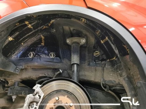 Nadkole Toyoty C-HR dodatkowo zabezpieczone wodoodporną pianką wygłuszającą Bitmat K9s