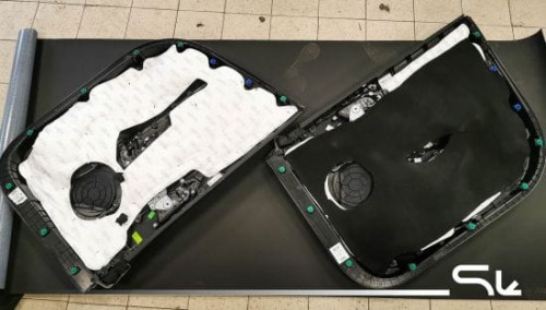 Zdemontowany plastikowy boczek tapicerki drzwi Kia XCeed przygotowany do aplikacji pianki wyciszającej Bitmat