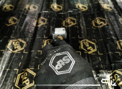 Wygłuszanie wnęki koła w bagażniku Dacii Duster za pomocą maty alubutylowej Bitmat